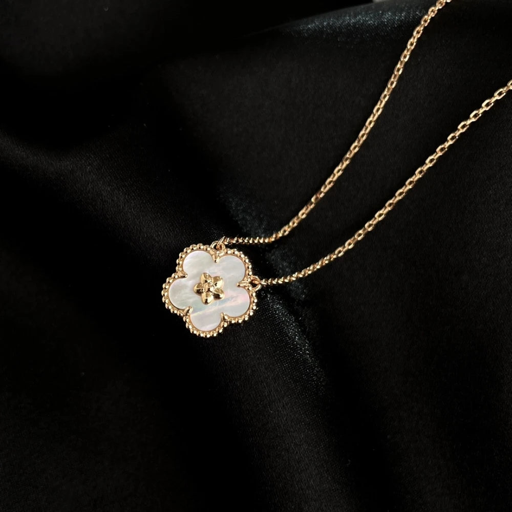 White Fritillaria Plum Blossom Necklace 2023 Famous Luxury Jewelry For Women Birthday Gifts.